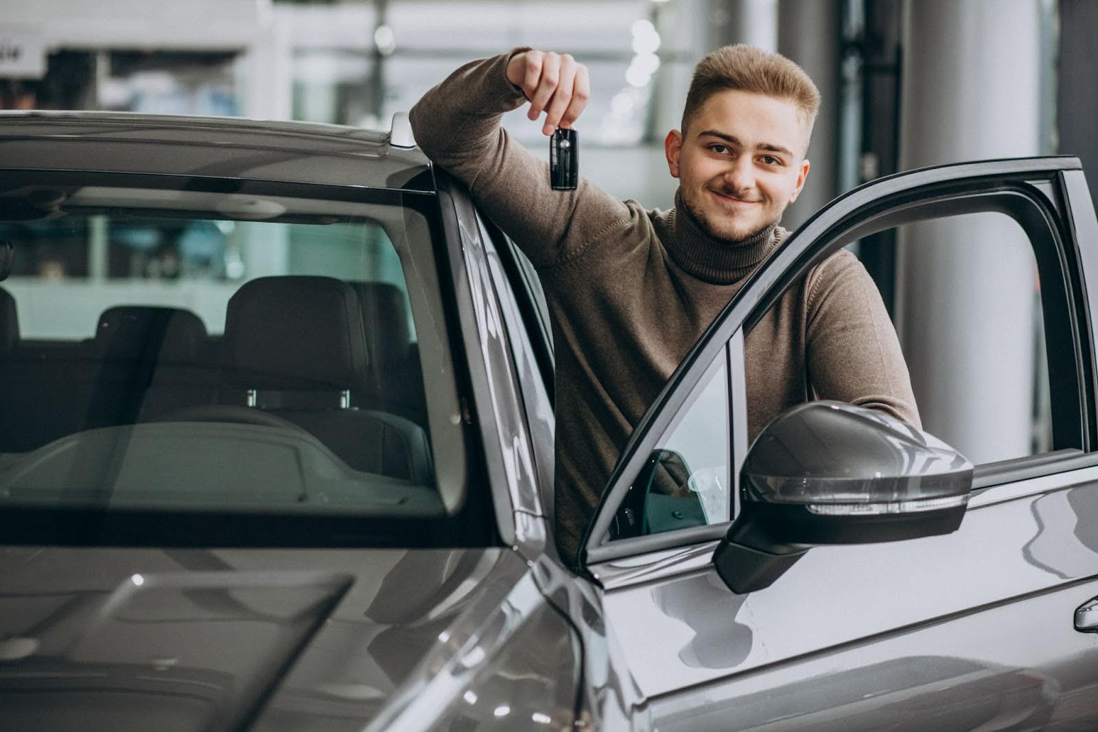 Hombre comprando autos usados en Panamá