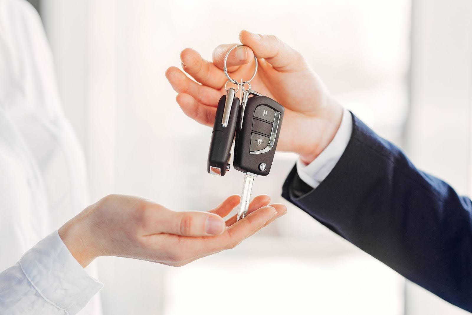 Persona recibiendo sus llaves de sus Kia modelos y precios