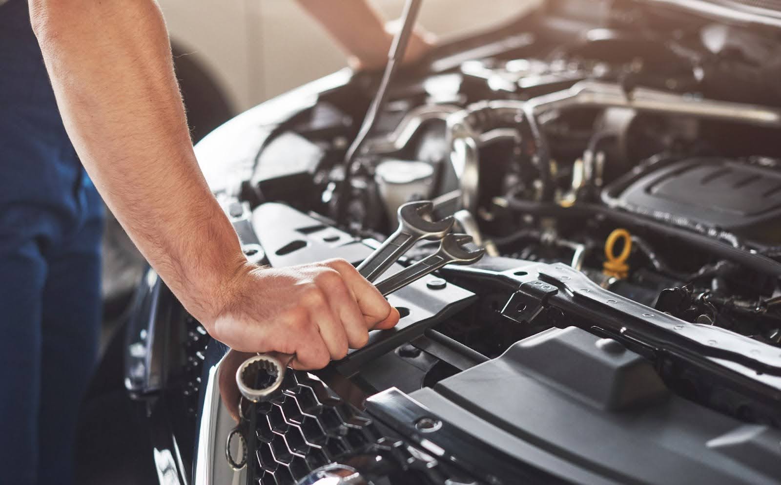 Persona revisando un auto con repuestos Kia en Panamá.