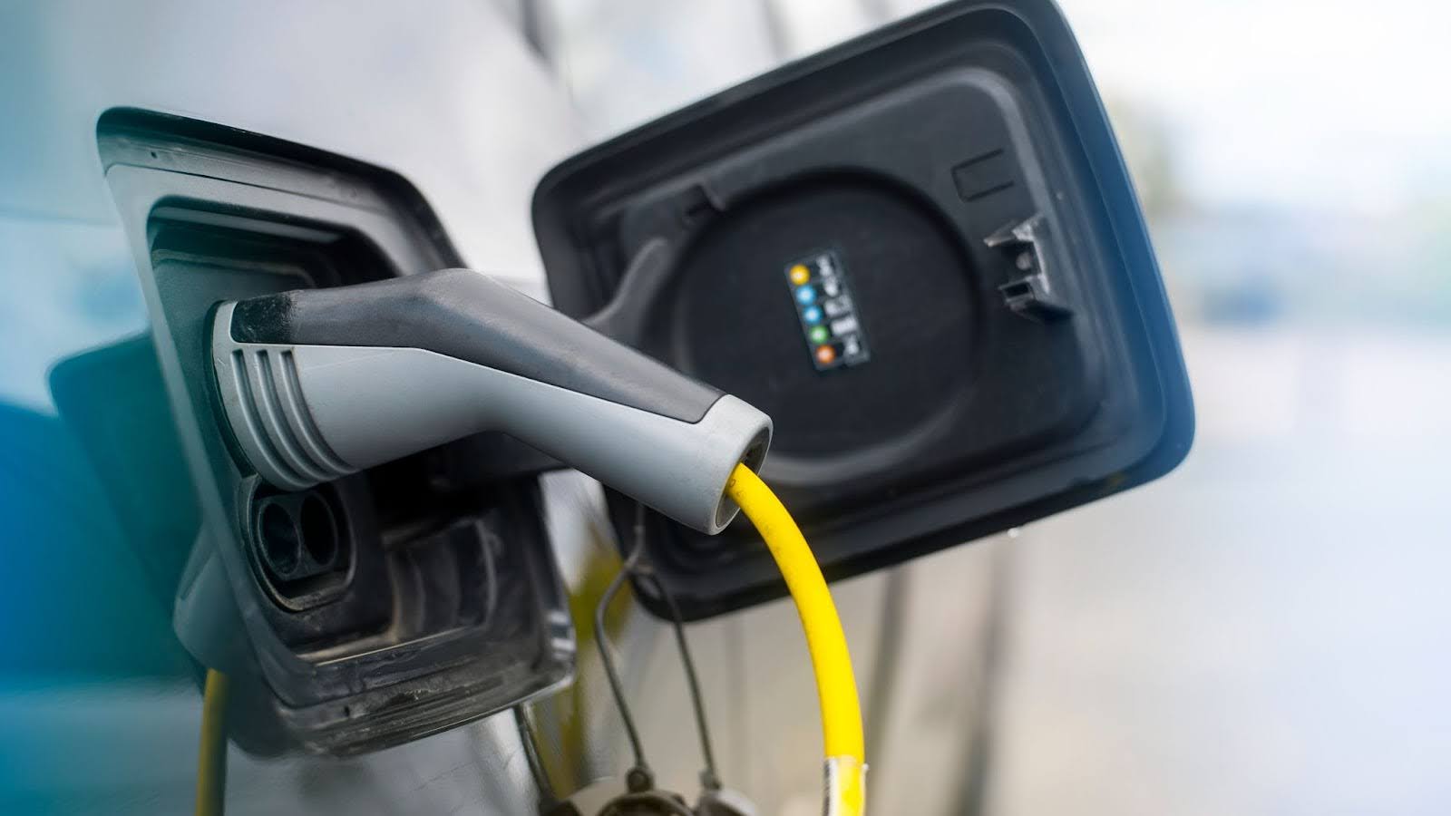Carros eléctricos en Panamá cargándose.